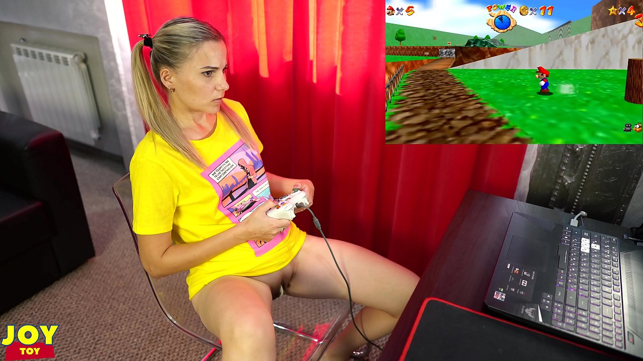 Petite Blonde Orgasm spielt ein Spiel für Monster Pub Toy